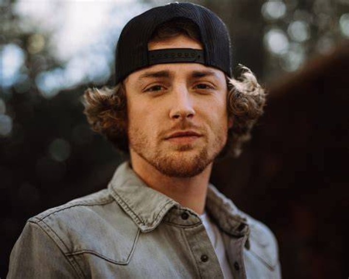 Bailey Zimmerman announces 2024 headlining world tour Substream Magazine