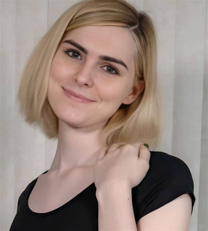 Ella Hollywood (Actress) Age, Videos, Photos, Biography, Boyfriend