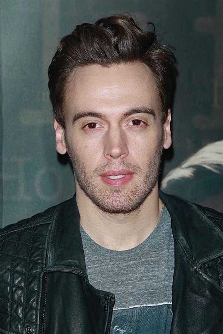 ERICH BERGEN JOINS BROADWAYS SMASH 'WAITRESS'