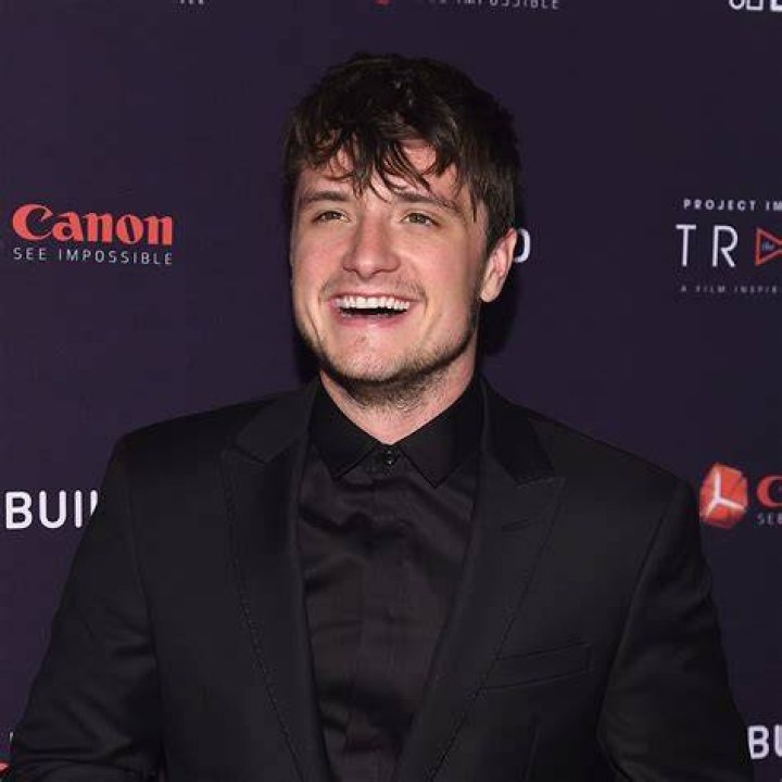 Josh Hutcherson making fun of his height Short celebrities, Josh