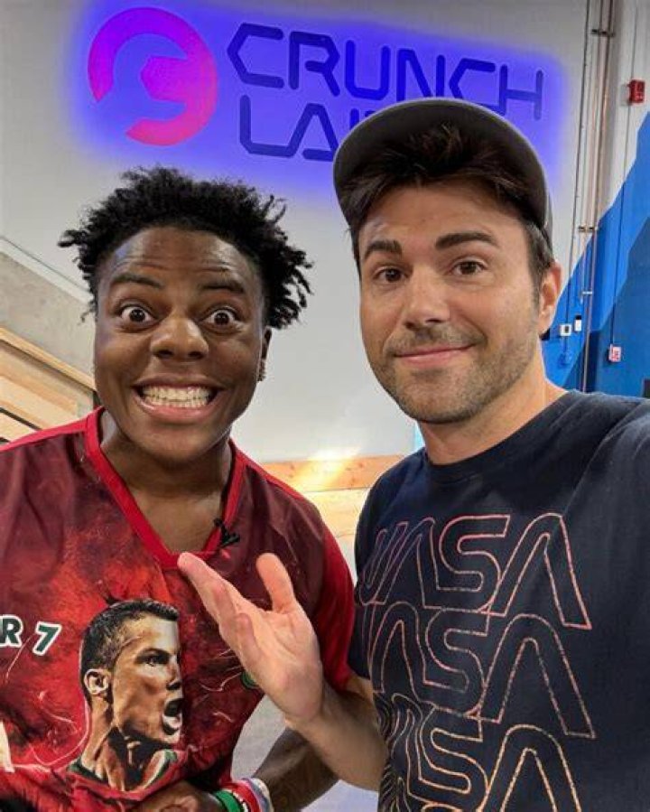 Mark Rober&rsquo;s Wife Stays Behind the Scenes Distractify Shining a