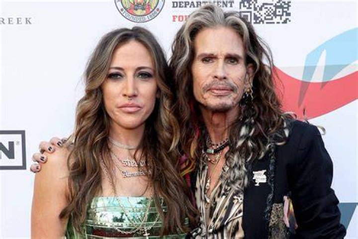 Steven Tyler & Girlfriend Aimee Preston Share a Smooch at Grammy