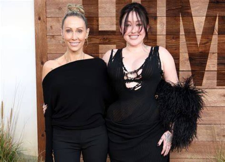 Unveiling Noah Cyrus: Beyond The Binary